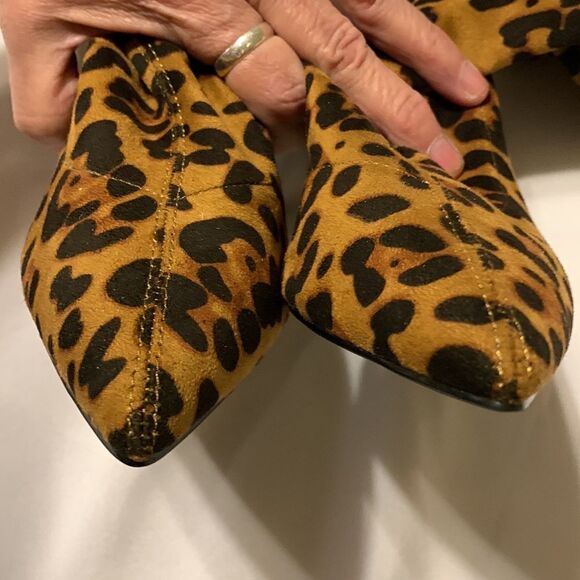 MACKIN Size 7 animal print bootie (above ankle) with kitten heels. - Picture 9 of 10